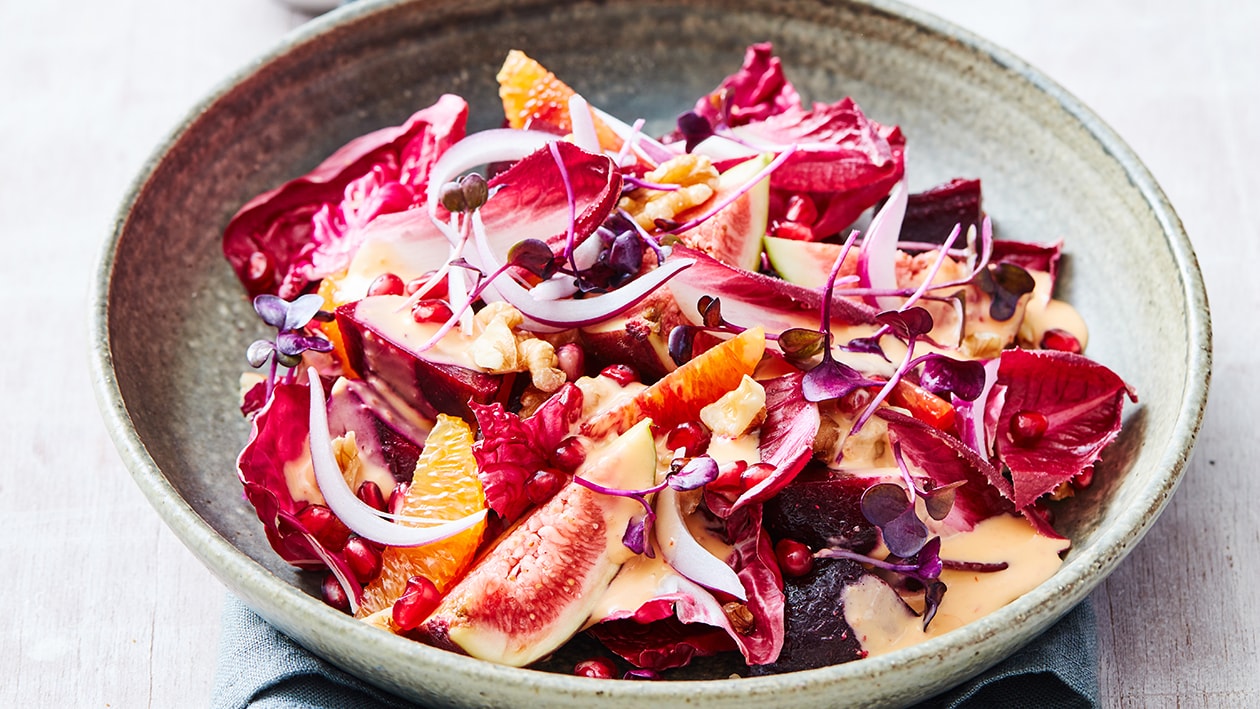 Roodlof salade met bieten, sinaasappel, vijgen en granaatappel